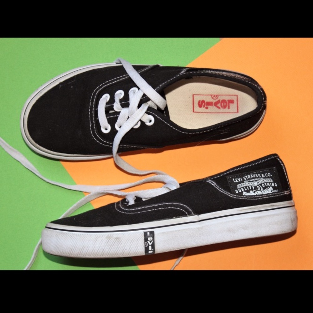 Levi’s tennis. Barely use. Good condition